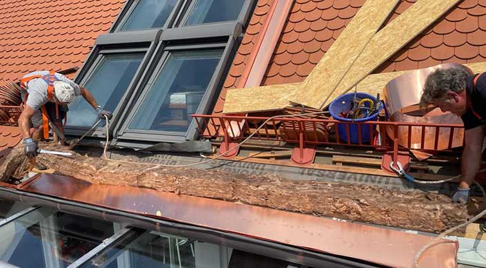 Bild von Mitarbeitern der Bauspenglerei Wagner auf dem Dach.