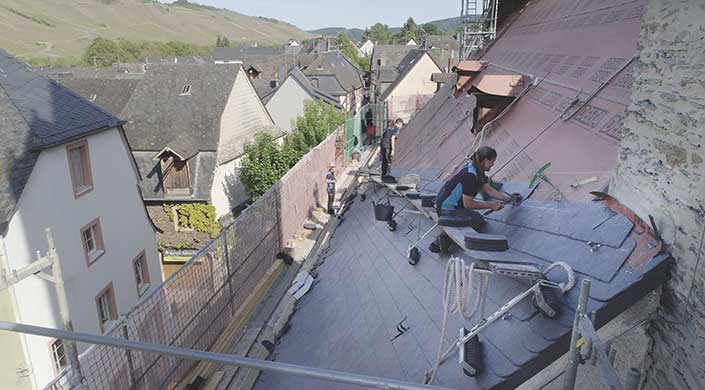 Bild von Dachdeckerin Nina Weber auf dem Dach
