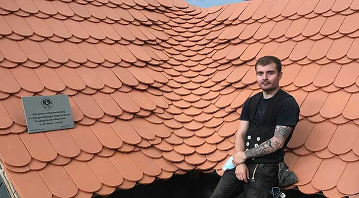 Bild von Klempnermeister Patrick Buschak mit seinem Dachdecker-Meisterstück
