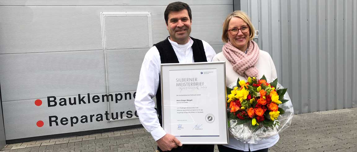Bild von Dachdeckermeister Gregor Weigelt mit Ehefrau und silbernem Meisterbrief