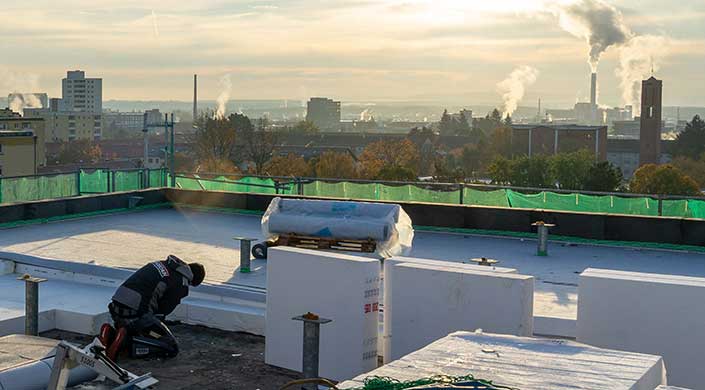 Bild von Mitarbeiter von Handschuh Bedachungen auf dem Dach