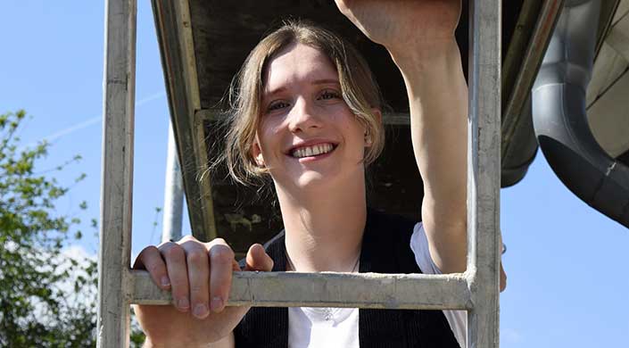 Miss Handwerk 2022: Zimmerin Julie Heimann steigt per Leiter aufs Dach