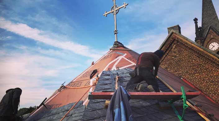 Bild von Reiner Dach Mitarbeitern auf dem Kirchturm