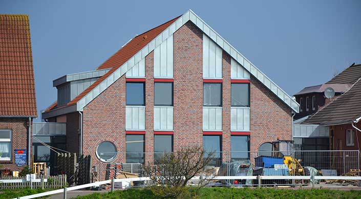 Bild von fertigem Schulgebäude auf Baltrum