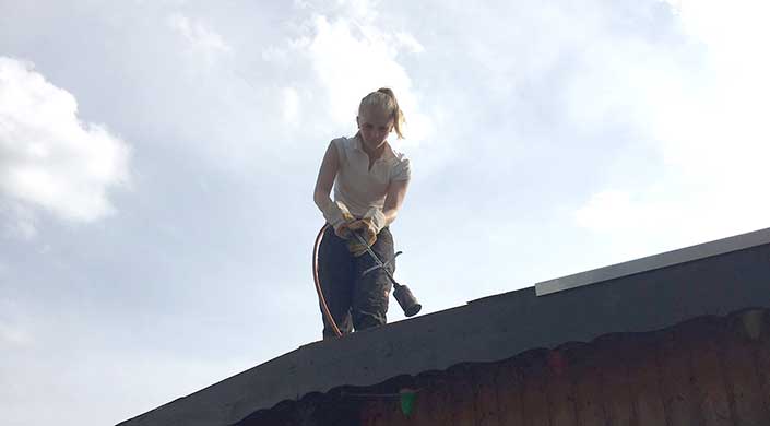 Bild von Dachdeckerin Rebecca Brandenstein auf dem Dach
