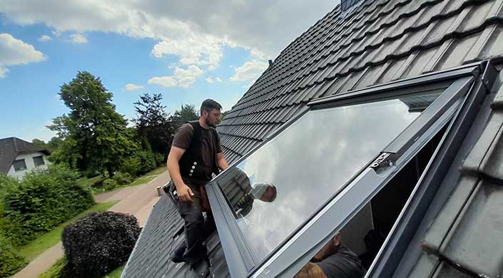 Bild von Dachdecker bei Dachfenstereinbau