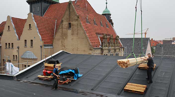 Bild von den beiden Dachdeckern von Roofers Life mit Kran