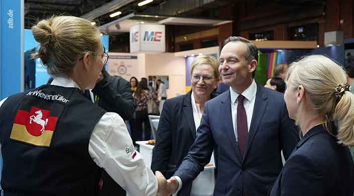 Bild von Zimmerer-Botschafterin Katja Wiesenmüller mit Politiker
