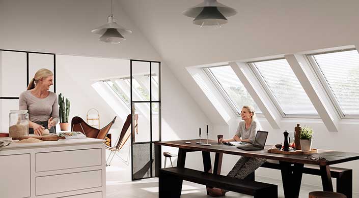 Energetische Sanierung: Bild von Dachgeschoss mit Fenstern inklusive Rollladen