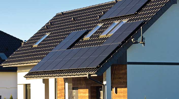 Bild von Hausdach mit Photovoltaik-Anlage