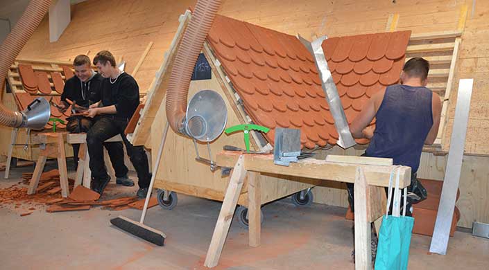 Bild von Azubis an Dachmodellen in Waldkirchen