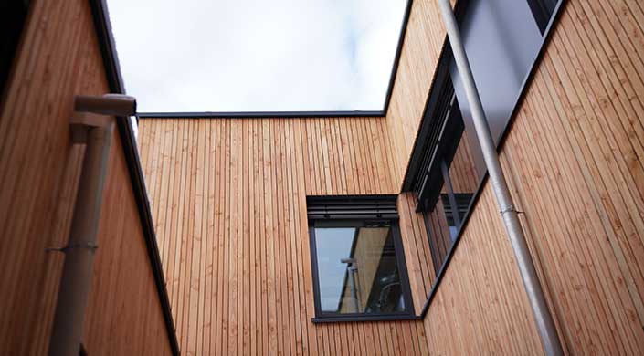 Bild von Fassadendetail des Holzhybrid-Baus