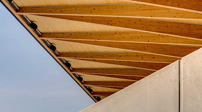 Bild von Dachkonstruktion des Eric Tweedale Stadiums in Holzbauweise