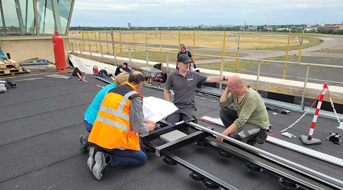 Bild von Mitarbeitern auf der Baustelle der Terrasse des Flughafen-Towers