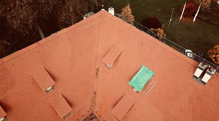 Bild vom fertigen Dach des Wasserschlosses Köngen