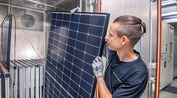 Bild von Meyer Burger Mitarbeiter bei der Prüfung der Solarziegel.
