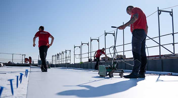 Bild von Mitarbeiter der Firma der Gebrüder Rückert auf einem Flachdach
