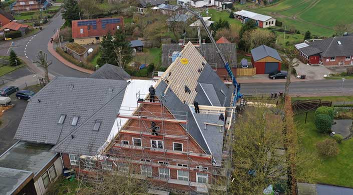 Bild von Mitarbeitern auf Dachbaustelle
