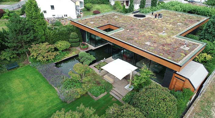 Oase mitten im Grünen: Das Einfamilienhaus mit Schieferfassade in
Herdecke aus der Vogelperspektive.