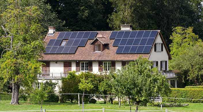 Bild von Haus mit PV-Anlage auf dem Dach