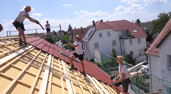 Bild von HeRo-Holzbau Mitarbeiter auf dem Dach