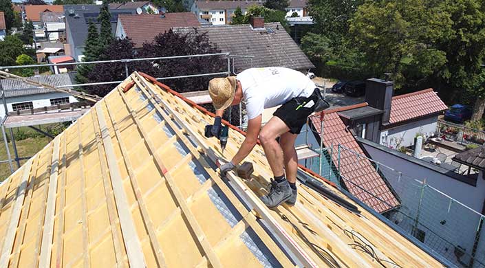 Bild von HeRo-Holzbau Mitarbeiter auf dem Dach