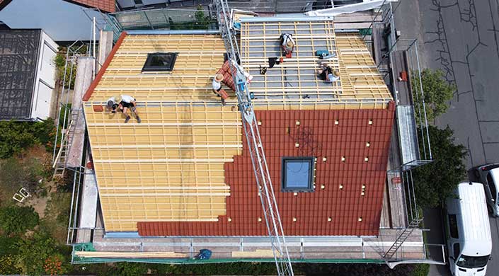Bild von HeRo-Holzbau Team auf dem Dach