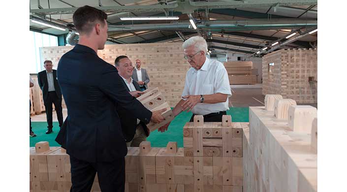 Bild von Ministerpräsident Kretschmann mit Holzbausteinen