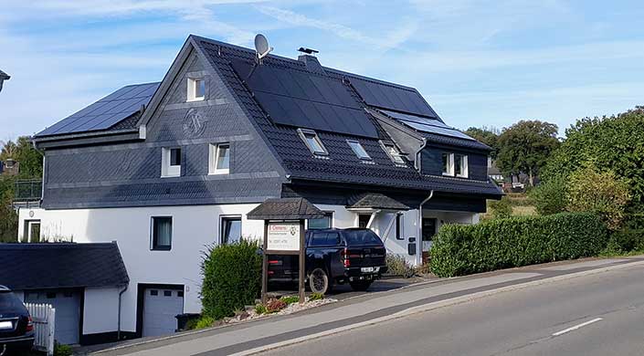 Bild von PV-Anlage auf dem Familienhaus von Dachdecker Clemens