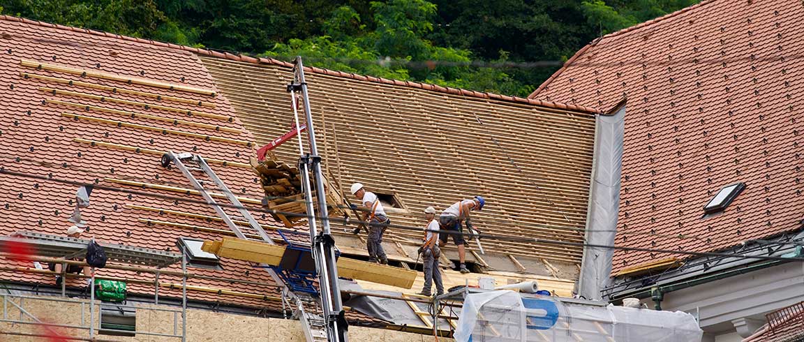 Bild von arbeitenden Dachdeckern