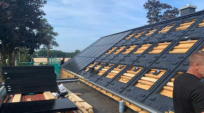 Bild von Dachbaustelle mit Solar-Panelen