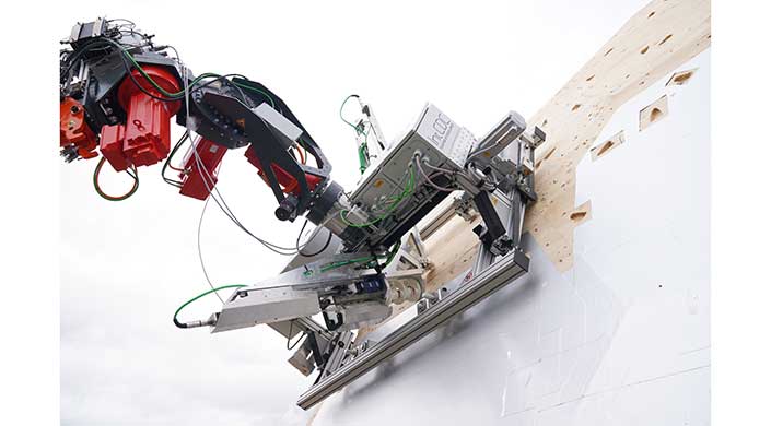Bild von Roboter bei der Anbindung der Außenhülle