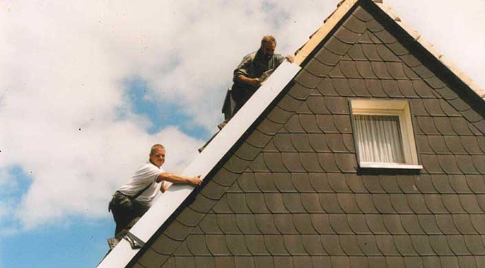 Bild von Senior-Geselle Erhard Schiefelbein auf dem Dach
