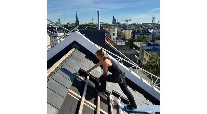 Bild von Dachdeckerin Jule Marie Göttsche auf einem Steildach