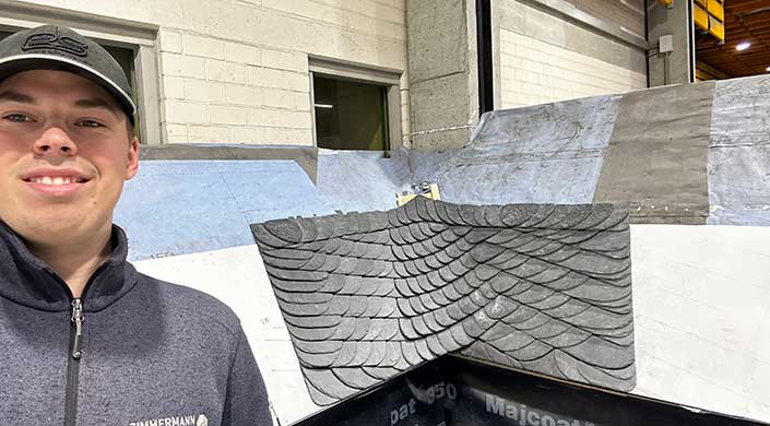Bild von Dachdeckergesellen Paul Ostermann vor seinem Schiefermodell