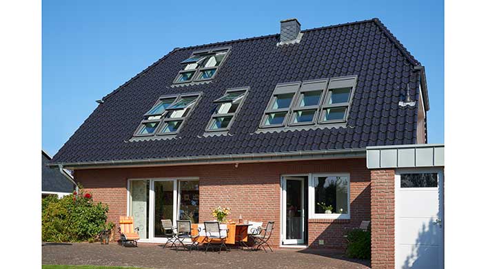 Bild von Haus mit bodentiefen Dachfenstern von VELUX