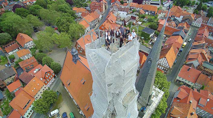 Bild von Team von Style Dach auf einem Kirchturm