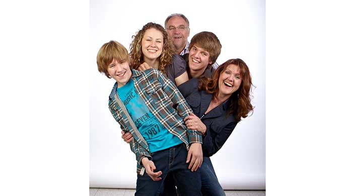 Bild von Dachdeckerin Madeleine Peterson-Oster mit ihrer Familie