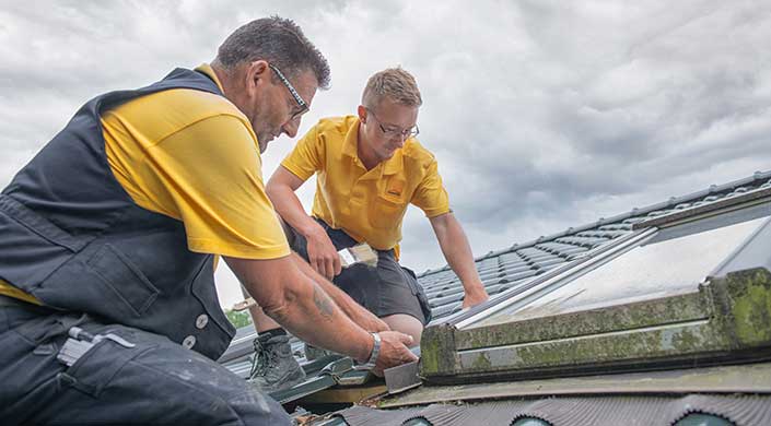 Bild von Dachdeckermeister Heiko Sowade mit Mitarbeiter auf dem Dach
