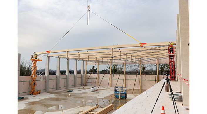 Bild von Dachstruktur der Sporthalle in Holzrahmenbauweise