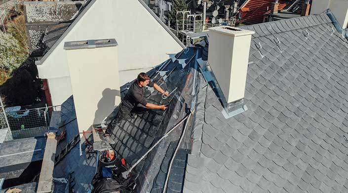 Bild von Mitarbeitern von Dachdecker Jonas Dämgen auf dem Dach