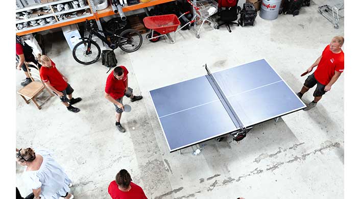 Bild von Mitarbeitern von Dachdecker Jonas Dämgen beim Tischtennis spielen