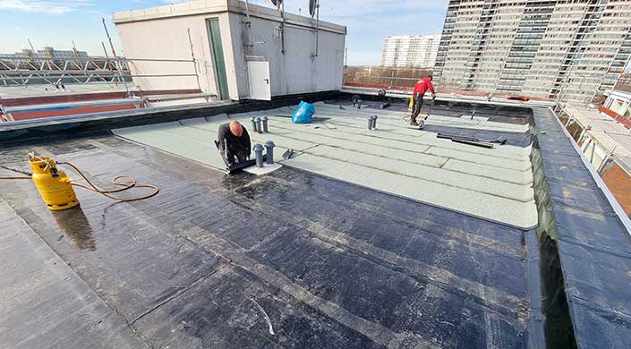Bild von Mitarbeitern von Dachdeckermeister Tim Evertz auf einem Flachdach