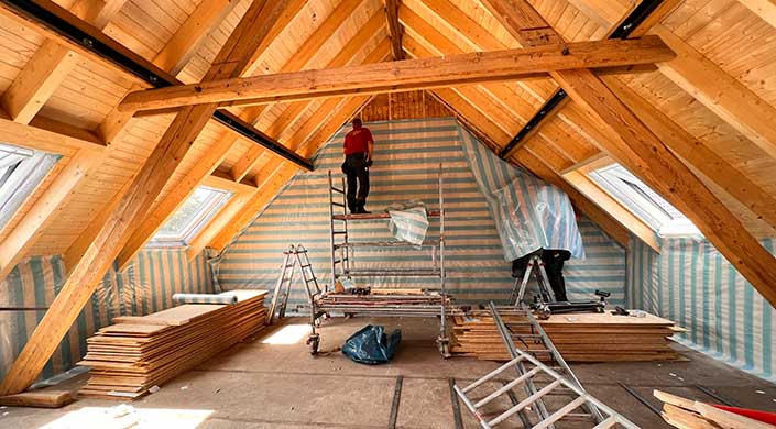Bild von Mitarbeiter von Dachdeckermeister Tim Evertz beim Innenausbau eines Hauses