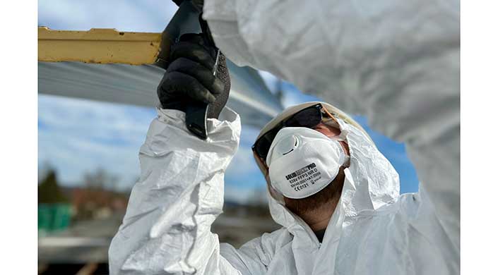 Bild von Mitarbeiter bei der Asbest-Entsorgung mit Schutzmaske