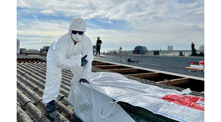 Dachdecker beim Entsorgen von Asbest-Dachplatten