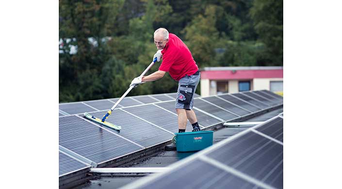 Bild von Mitarbeitern von BonnSolar beim Reinigen eines Solarmoduls 