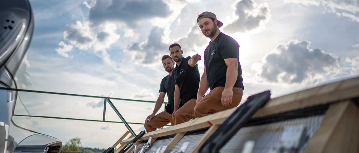 Bild von Tarek Legat, Mister Handwerk 2023, mit seinem Team auf dem Dach