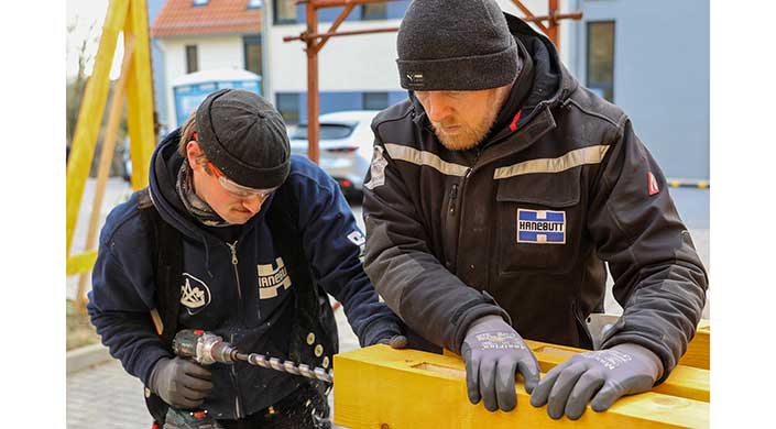 Bild von Hanebutt-Mitarbeitern bei der Arbeit am Dach