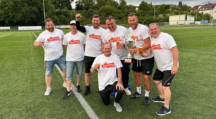 Bild von Patrick Gottlieb mit Mannschaft und Pokal